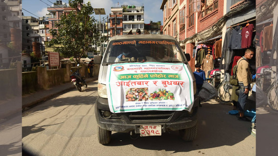 महानगरका कर्मचारीले कुहिने फोहोरलाई प्लास्टिकको झोलामा नहाल्न सुझाएपछि...